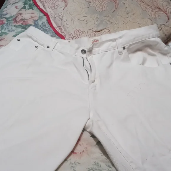 A pair of  short pants - Picture 2 of 2